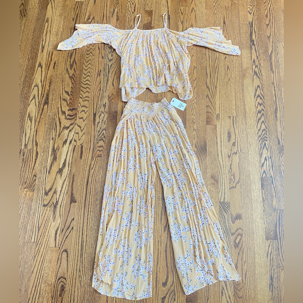 Billabong- Yellow floral two piece set w/tags.